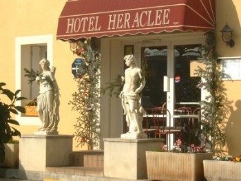 Logis Heraclee Saint-Gilles  Exteriör bild